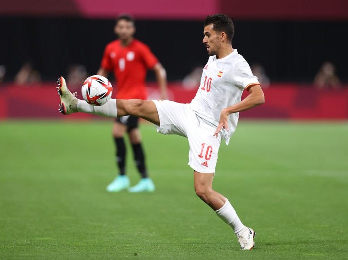 SAPPORO, JAPAN - JULY 22: Dani Ceballos #10 of Team Spain controls the ball during the Mens First Round Group C match between Egypt and Spain during the Tokyo 2020 Olympic Games at Sapporo Dome on July 22, 2021 in Sapporo, Hokkaido, Japan. (Photo by Masashi Hara/Getty Images)