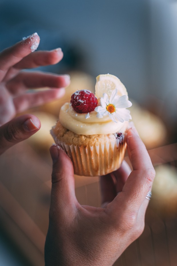 Foto: pexels.com/tarynelliott/ Menghias cupcake.