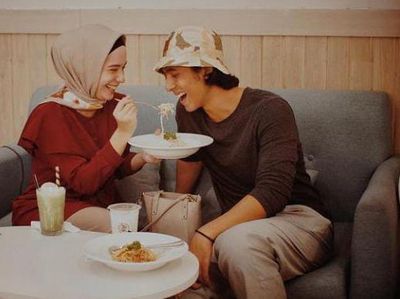 Momen Arya Saloka Makan Es Krim hingga Ngopi Bareng Istri