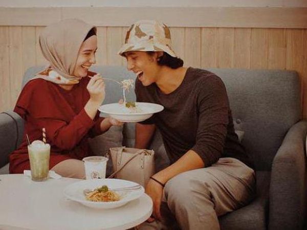 Momen Arya Saloka Makan Es Krim hingga Ngopi Bareng Istri