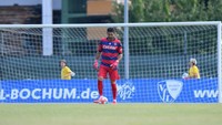 Ya, Parma adalah klub pertama Buffon sebelum pindah ke Juventus pada 2001. Melawan Bochum menjadi debut keduanya membela Il Gialloblu. (Foto: Twitter @gianluigibuffon)