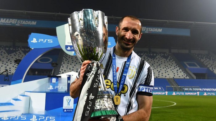 REGGIO NELLEMILIA, ITALY - JANUARY 20: Giorgio Chiellini of Juventus poses for a photo with the PS5 Supercup following their sides victory in the Italian PS5 Supercup match between Juventus and SSC Napoli at Mapei Stadium - Citta del Tricolore on January 20, 2021 in Reggio nellEmilia, Italy. Sporting stadiums around Italy remain under strict restrictions due to the Coronavirus Pandemic as Government social distancing laws prohibit fans inside venues resulting in games being played behind closed doors. (Photo by Claudio Villa/Getty Images)