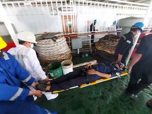 Kapal Isoman Pasien COVID Makassar Gelar Simulasi Evakuasi Keadaan Darurat