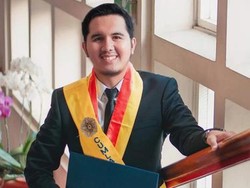 Kisah Anak Petani Karet yang Berhasil Lulus Cumlaude di UGM