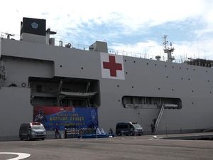 KRI dr Soeharso-990 TNI AL Jadi Depo Pengisian Oksigen Darurat di Jatim KRI dr Soeharso-990 TNI AL Jadi Depo Pengisian Oksigen Darurat di Jatim