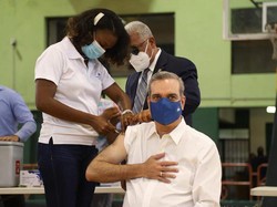 Presiden Dominika Disuntik Vaksin Pfizer Usai Terima 2 Dosis Sinovac