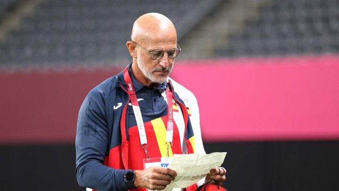 SAPPORO, JAPAN - JULY 22: Luis de la Fuente, Head Coach of Team Spain reads notes during the Mens First Round Group C match between Egypt and Spain during the Tokyo 2020 Olympic Games at Sapporo Dome on July 22, 2021 in Sapporo, Hokkaido, Japan. (Photo by Masashi Hara/Getty Images)