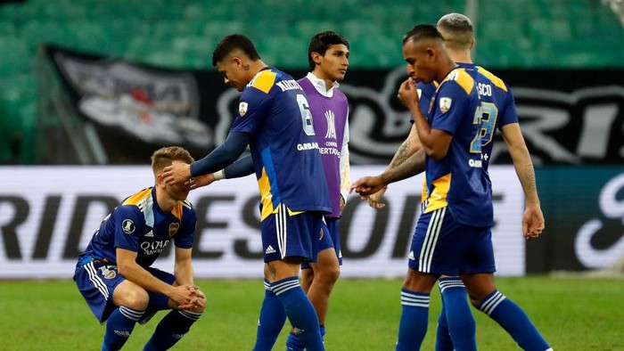 BELO HORIZONTE, BRAZIL - JULY 20:  Marcos Rojo of Boca Juniors (2L) comforts teammate Esteban Rolón (L) after losing the the penalty shootout a round of sixteen second leg match between Atletico Mineiro and Boca Juniors as part of Copa CONMEBOL Libertadores 2021 at Mineirao Stadium on July 20, 2021 in Belo Horizonte, Brazil. (Photo by Bruna Prado-Pool/Getty Images)