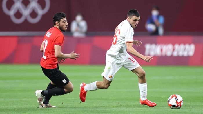 SAPPORO, JAPAN - JULY 22: Pedri Gonzalez #16 of Team Spain breaks away from Akram Tawfik #12 of Team Egypt during the Mens First Round Group C match between Egypt and Spain during the Tokyo 2020 Olympic Games at Sapporo Dome on July 22, 2021 in Sapporo, Hokkaido, Japan. (Photo by Masashi Hara/Getty Images)