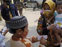 Walkot Mojokerto Beri Hadiah ke Anak-anak yang Taat Prokes