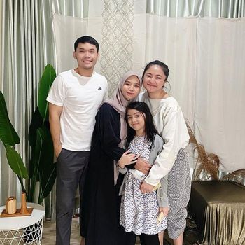Hubungan Ben Kasyafani dan istrinya dengan Marshanda terjalin dengan baik. Yuk kita intip saat-saat kebersamaan mereka!