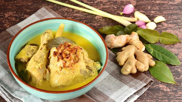 Opor ayam. Indonesian chicken curry