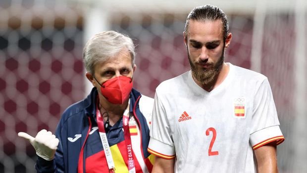 SAPPORO, JAPAN - JULY 22: Oscar Mingueza #2 of Team Spain reacts as he is forced to leave the field after suffering an injury during the Men's First Round Group C match between Egypt and Spain during the Tokyo 2020 Olympic Games at Sapporo Dome on July 22, 2021 in Sapporo, Hokkaido, Japan. (Photo by Masashi Hara/Getty Images)