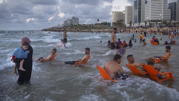 Pantai Israel Diserbu Warga Palestina Saat Libur Idul Adha
