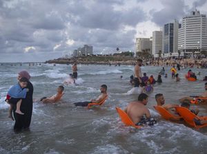 Pantai Israel Diserbu Warga Palestina Saat Libur Idul Adha