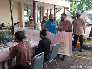Polisi Maksimalkan Bhabinkamtibmas Sebar Bansos ke Warga Bandung Polisi Maksimalkan Bhabinkamtibmas Sebar Bansos ke Warga Bandung