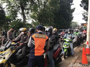 PPKM Level 4, Pos Penyekatan di Lenteng Agung Jaksel Macet Pagi Ini