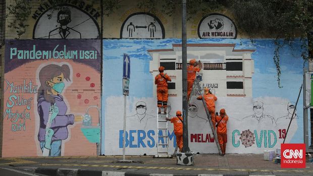 Sejumlah Petugas Prasanan dan Sarana Umum (PPSU) membuat mural kampanye waspada covid-19 di kawasan Cawang, Jakarta. Kementerian Kesehatan RI mencatat, ada 288 kasus Covid-19 varian Delta di DKI Jakarta. Merujuk data Badan Penelitian dan Pengembangan Kemenkes, tercatat 802 kasus Covid-19 varian Delta di Indonesia per 21 Juli. Kasus varian Delta paling banyak ditemukan di Jakarta. CNNIndonesia/Safir Makki