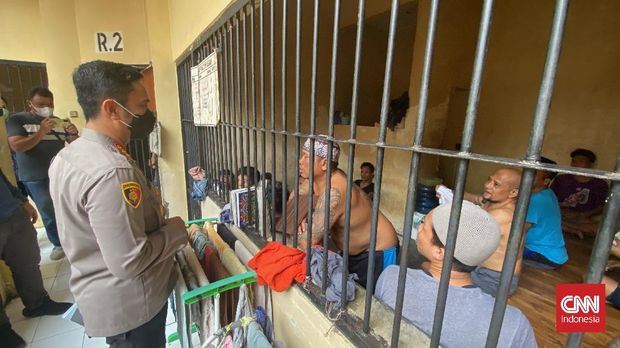 Masa pandemi covid-19 yang sudah berjalan selama 1,5 tahun membuat ruang sel penjara Polrestabes Semarang penuh dan sesak. Kondisi ini membuat ratusan pelaku kriminal harus berdesakan di dalam jeruji besi.