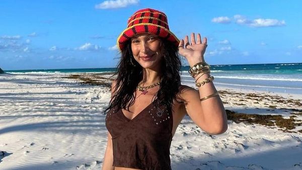 5 Potret Gaya Stylish Seleb Hollywood Pakai Rajutan Karya Desainer Indonesia