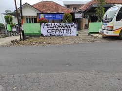 Heboh Warga Demo-Pasang Spanduk Protes Pelayanan Puskesmas di Karanganyar