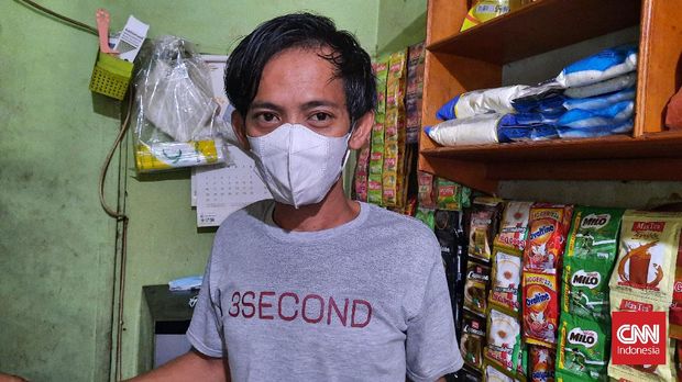Endang (30), penjaga warung kopi di Jagakarsa, Jakarta Selatan.