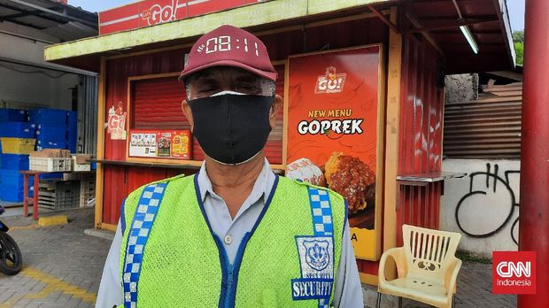 Partiman (63), juri parkit di sebuah mini market di Jakarta Selatan.