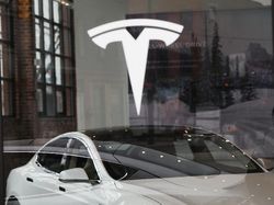 Bantu Masyarakat Ukraina, Tesla Gratiskan Biaya Ngecas Mobil Listrik