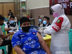 Vaksinasi COVID-19 di SMA Negeri 1 Sumenep, Banyak Siswa Tak Datang