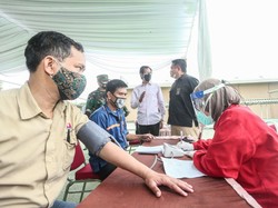 2.700 Warga Surabaya Vaksinasi di SIER, Usai Vaksin Bawa Pulang Es Krim