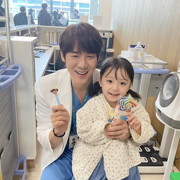 Yo Yeon-seok saat bintangi drama Hospital Playlist 2 (foto: instagram.com/yoo_yeonseok)