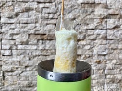 Praktis! Bikin Telur Gulung dan Sostel Pakai Egg Roll Maker Rp 99.000