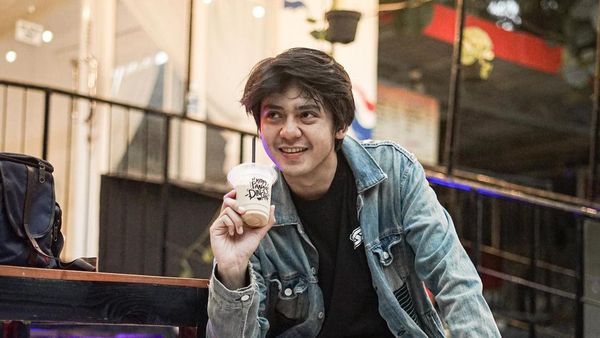 Gaya Keren Arbani Yasiz yang Pernah Jadi Koki dan Doyan Ngopi