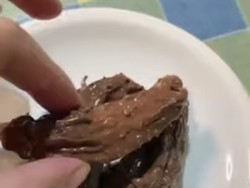 Bikin Panik Sang Ibu, Pria Ini Prank Makan Tai Kucing