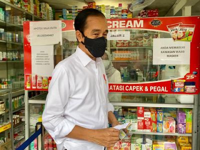 Jokowi Blusukan Cek Obat di Apotek Bogor