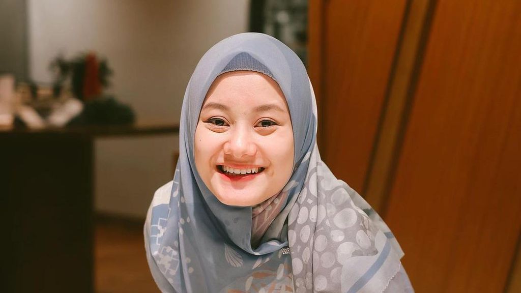 Cantiknya Dinda Hauw Saat Belajar Masak dan Pose OOTD di Kafe Cantiknya Dinda Hauw Saat Belajar Masak dan Pose OOTD di Kafe