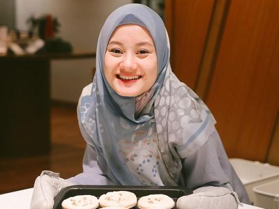 Cantiknya Dinda Hauw Saat Belajar Masak dan Pose OOTD di Kafe