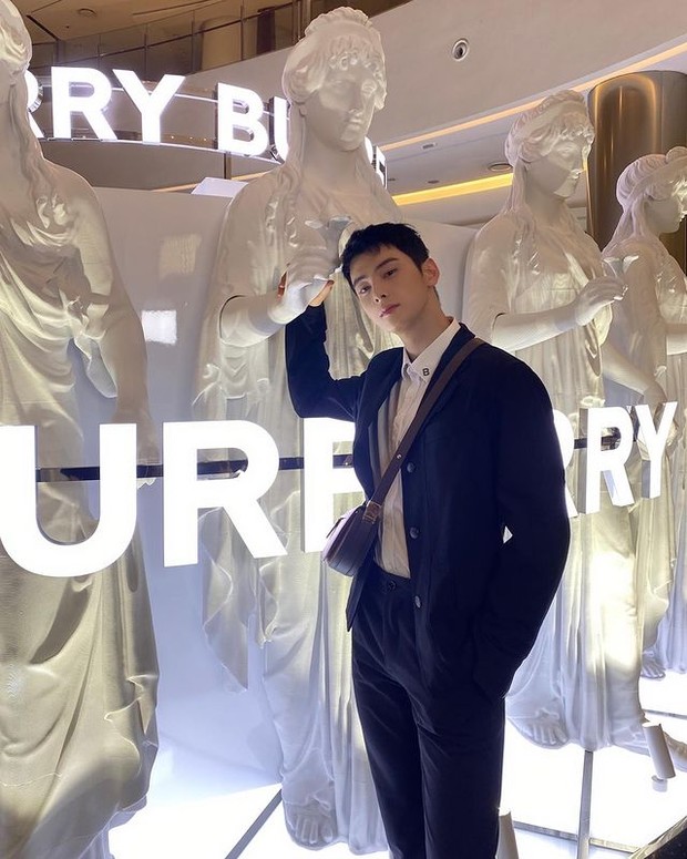 Cha Eun-woo Jadi Brand Ambassador Terbaru Burberry