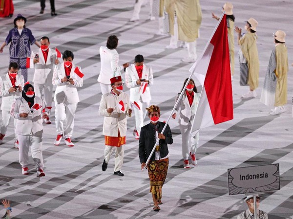 TOKYO, JAPAN - JULY 23: Flag bearers Nurul Akmal and Rio Waida of Team Indonesia lead their team out during the Opening Ceremony of the Tokyo 2020 Olympic Games at Olympic Stadium on July 23, 2021 in Tokyo, Japan. (Photo by Patrick Smith/Getty Images)