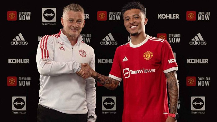 Jadon Sancho resmi bergabung ke Manchester United, Jumat 23 Juli 2021. Pemain Inggris itu berfoto dengan Ole Gunnar Solskjaer.