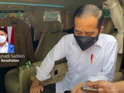 Jokowi Telepon Menkes Usai Cek Stok Obat Terapi Corona Kosong di Apotek