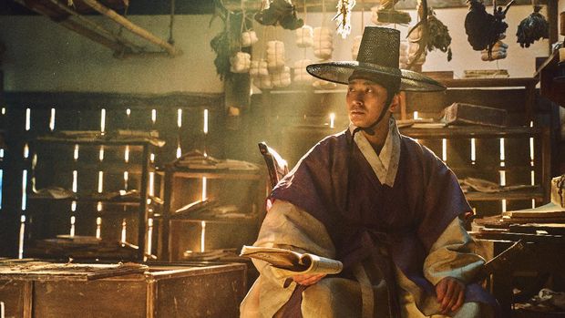 Joo Ji-hoon dalam serial Kingdom
