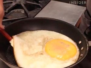 Jumbo! Telur Goreng dari Burung Unta Ini Besarnya 16 Kali Telur Ayam