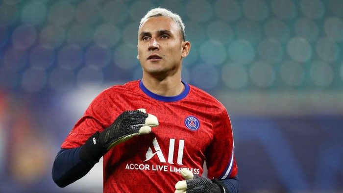 LEIPZIG, GERMANY - NOVEMBER 04: Keylor Navas of Paris Saint-Germain looks on prior to the UEFA Champions League Group H stage match between RB Leipzig and Paris Saint-Germain at Red Bull Arena on November 04, 2020 in Leipzig, Germany. (Photo by Maja Hitij/Getty Images)