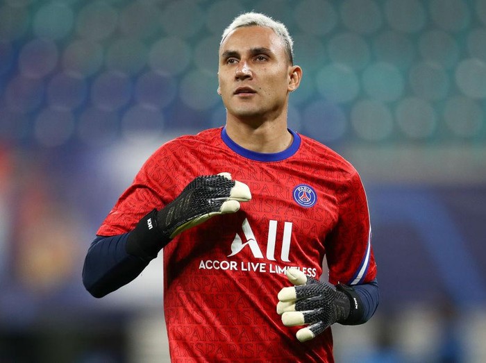 LEIPZIG, GERMANY - NOVEMBER 04: Keylor Navas of Paris Saint-Germain looks on prior to the UEFA Champions League Group H stage match between RB Leipzig and Paris Saint-Germain at Red Bull Arena on November 04, 2020 in Leipzig, Germany. (Photo by Maja Hitij/Getty Images)