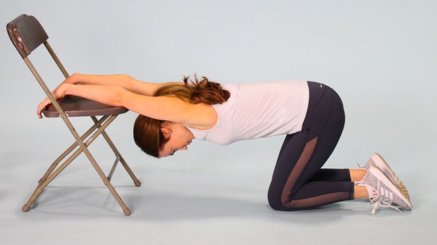 Kneeling Lat Stretch / Foto : healthline.com