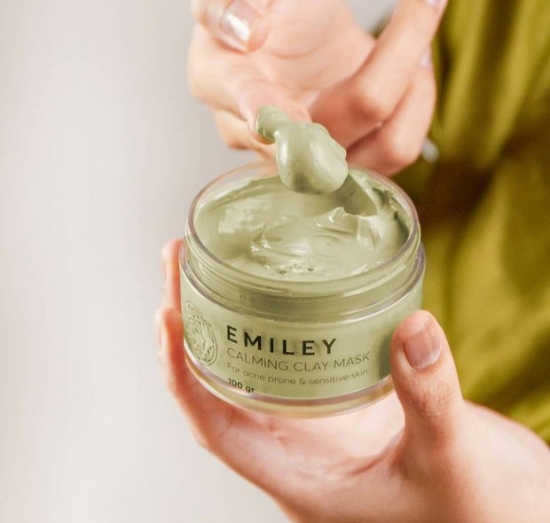 Masker mugwort lokal dari emiley/ Foto: Instagram/emiley.id Masker mugwort lokal yang sudah BPOM