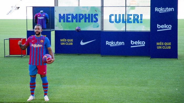 Netherlands striker Memphis Depay poses for the media during his official presentation after signing for FC Barcelona in Barcelona, Spain, Thursday July 22, 2021. Depay previously played for PSV Eindhoven, Manchester United and Lyon. (AP Photo/Joan Monfort)