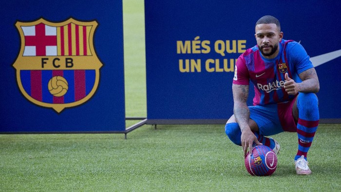 Netherlands striker Memphis Depay poses for the media during his official presentation after signing for FC Barcelona in Barcelona, Spain, Thursday July 22, 2021. Depay previously played for PSV Eindhoven, Manchester United and Lyon. (AP Photo/Joan Monfort)
