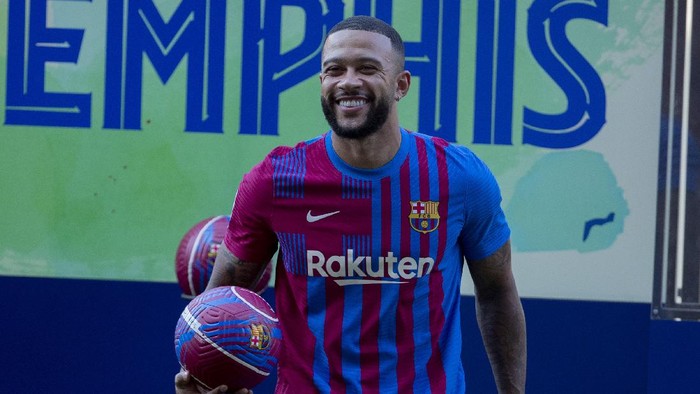 Netherlands striker Memphis Depay poses for the media during his official presentation after signing for FC Barcelona in Barcelona, Spain, Thursday July 22, 2021. Depay previously played for PSV Eindhoven, Manchester United and Lyon. (AP Photo/Joan Monfort)